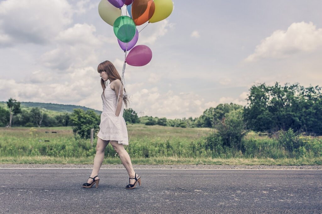 balloons, girl, walking-388973.jpg